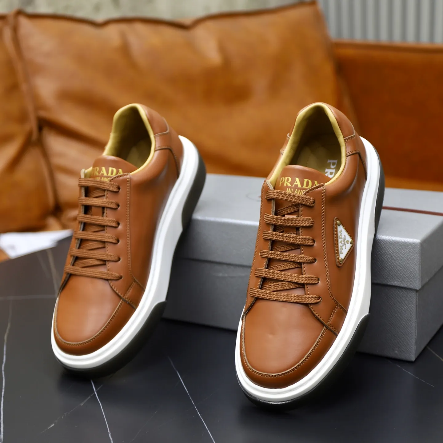 Factory price: 700💰Top original order Brand: PRADA (Prada) Standard code: Men's size 38/44 (45 can be customized) Grade: Same as the official website Material: Original cowhide stitching imported cowhide lining Original combination two-color wear-resistant soft outsole Style category: Leisure and sports version Young fashion European and American trend British style Color: Actual picture color